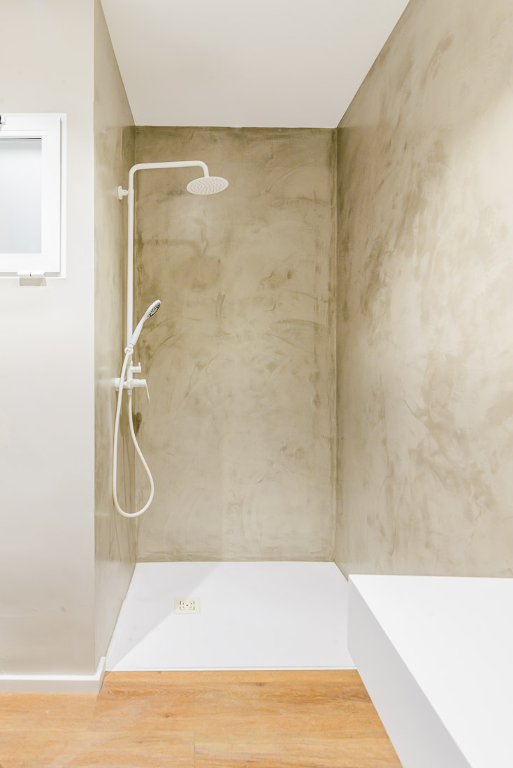 Paredes de baño microcemento con efecto aguas