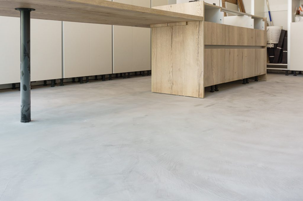 Suelos de microcemento en zona de cocina con isla